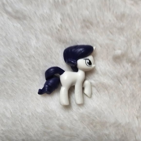 My Little Pony Surprise Kisses Rarity Figure by Hersheys 2020 - Picture 2 of 4